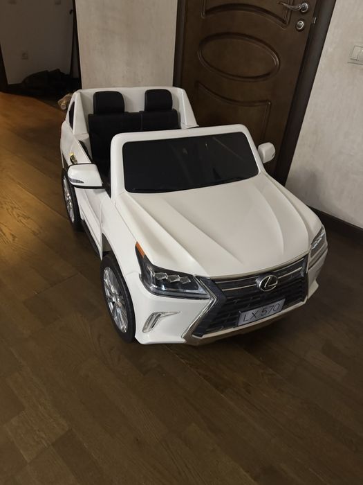 Детская машина на пульте управления