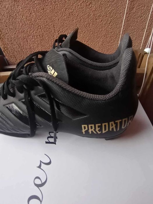 продавам футболни обувки, стоножки и маратонки