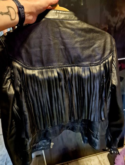 Кожено яке с ресни и капси.Размер М.Без следи от употреба.