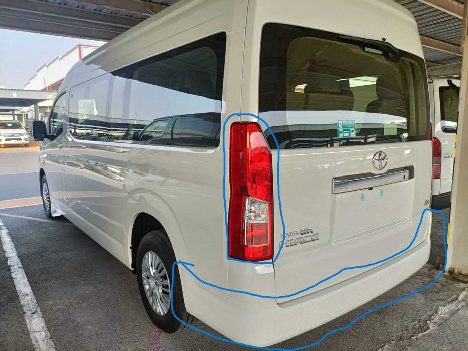 задний бампер и задние фонари Toyota Hiace 2022