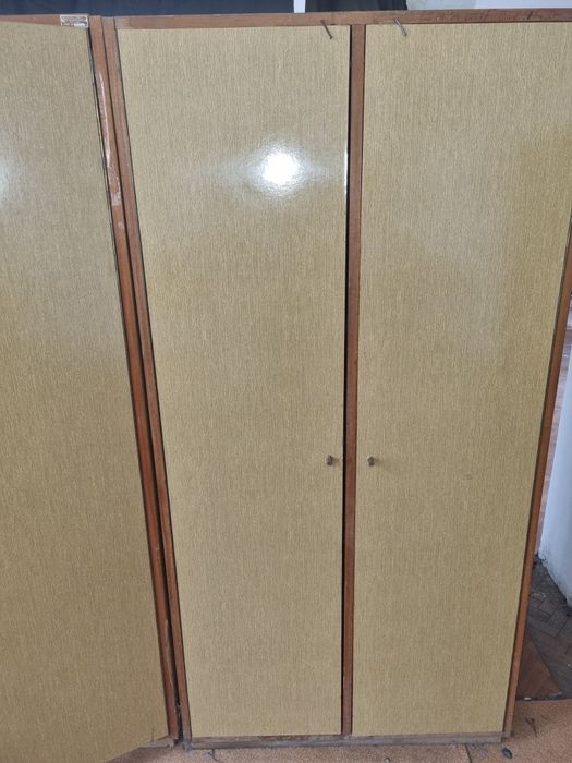 Продавам мебели-шкафове ,бюра,маси,дивани,фотьойли,табуретки и др.