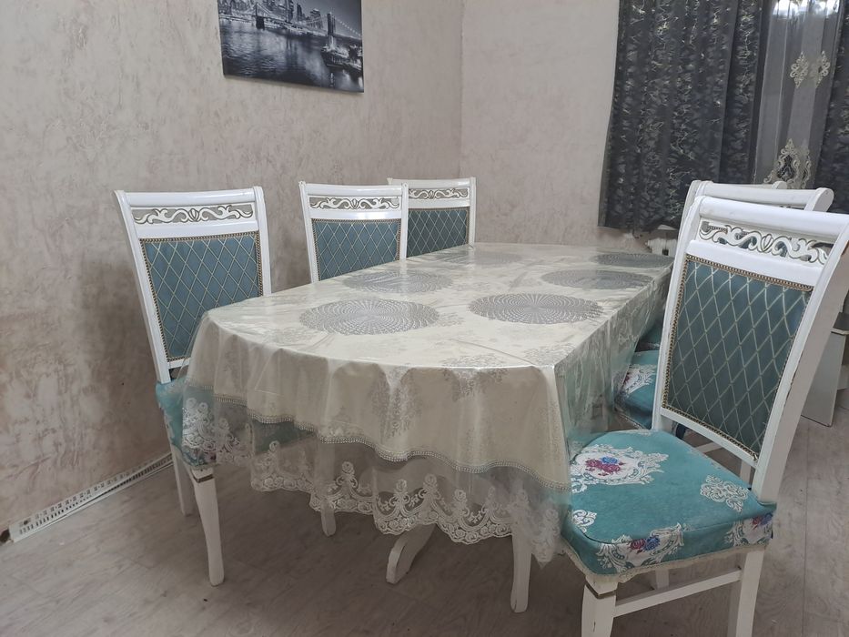 Продам срочно стол 2-2.5 м  и 12 стульев