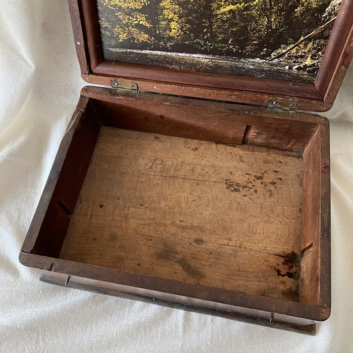 Cutie vintage deosebită, din lemn, în stare foarte bună