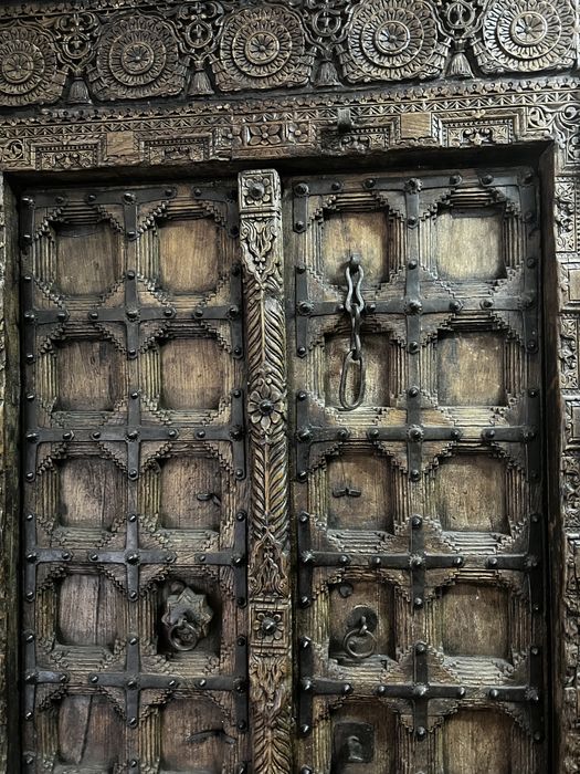 Usa veche de templu , sculptata din lemn de tec , India