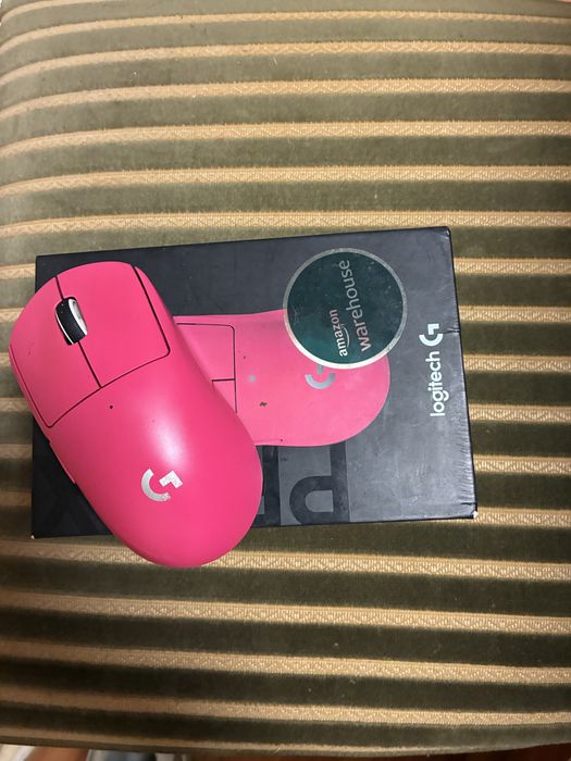 Vand logitech gpro superlight prima versiune roz