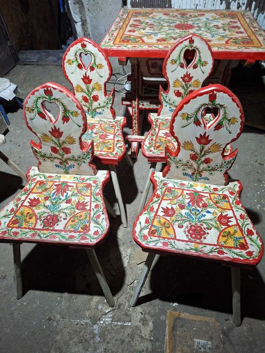 Masa si 4 scaun pictata manula
