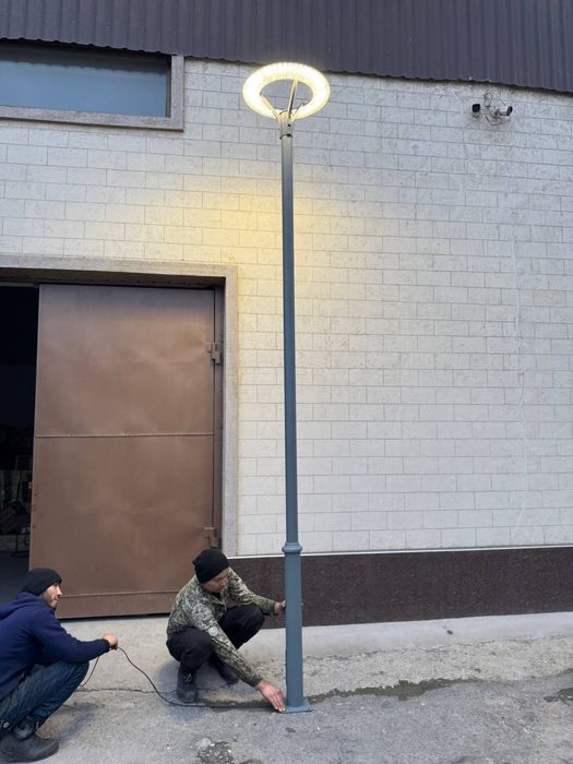 Столб фонарный для освещения улиц, прогулочных дорожек