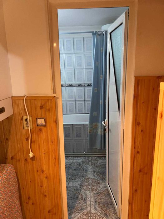 Vand apartament 2 camere cochet..renovat...curat