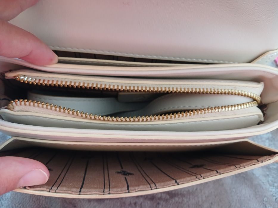 Женская сумка бежевого цвета