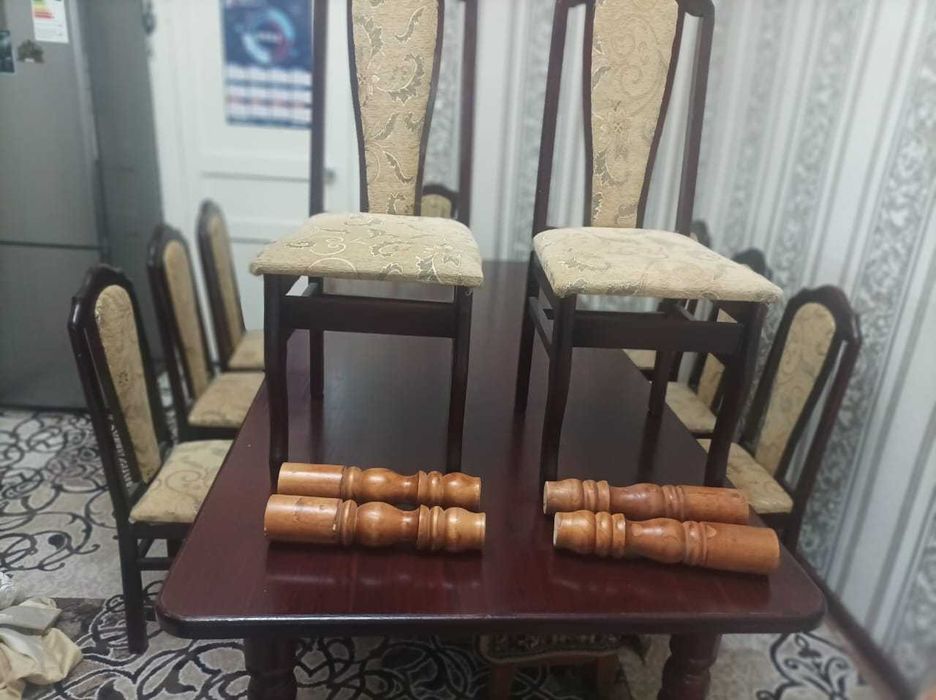 Гостиный стол и 12 стулья.