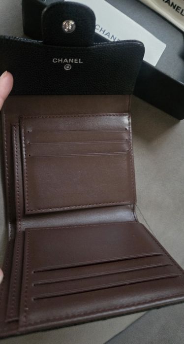 CHANEL Caviar Quilted Compact Flap Wallet в черно