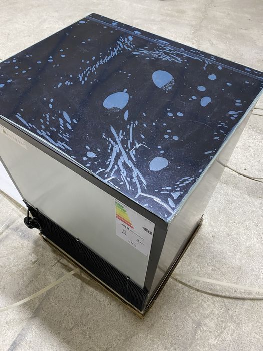 Vitrina frigorifica minubar cu o usa pentru sucuri