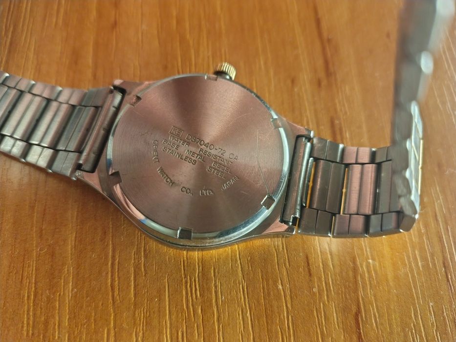 Продавам оригинален часовник Orient quartz 100