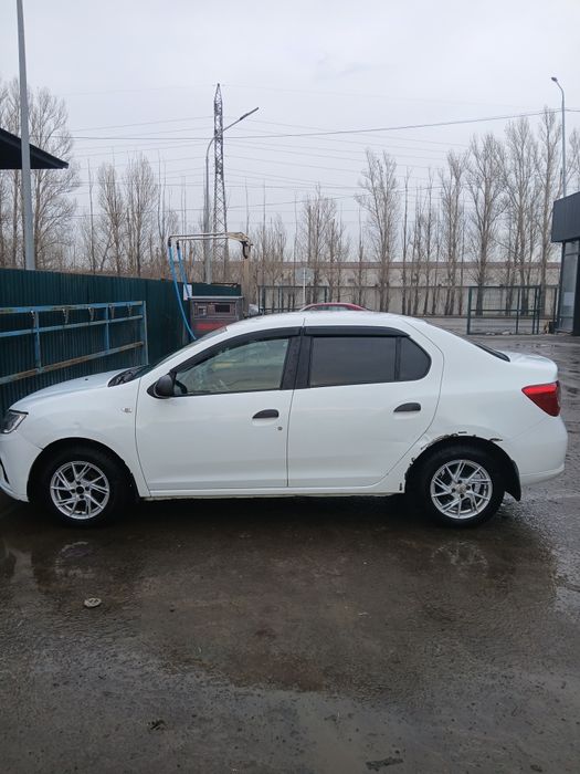 Автомобиль Рено логан