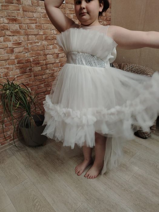 Нарядное платье со шлейфом 140-150см