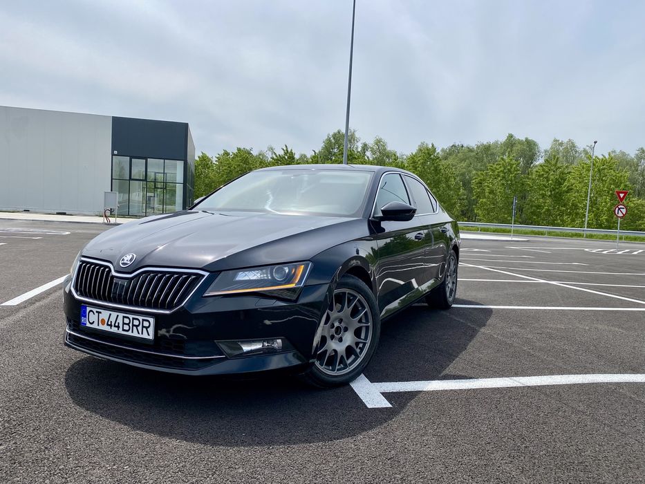 Skoda Superb 2.0 diesel 150cp Car Vertical