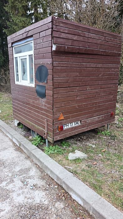 Vînd rulotă fast food.