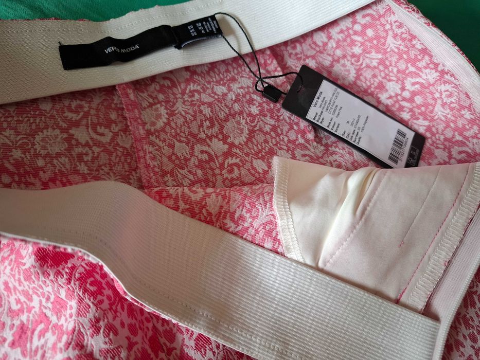 Pantaloni culottes Vero Moda noi cu eticheta