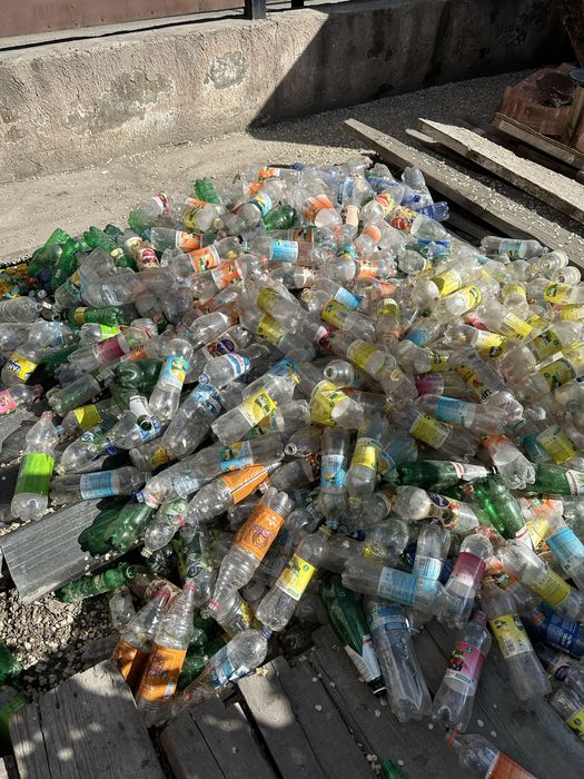 Продам бутылки с крышками