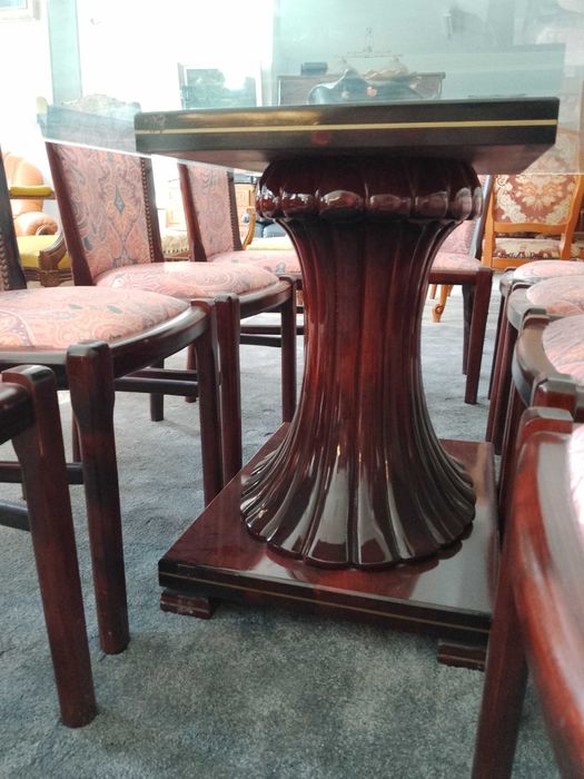 Уникална стъклена маса с десет стола!