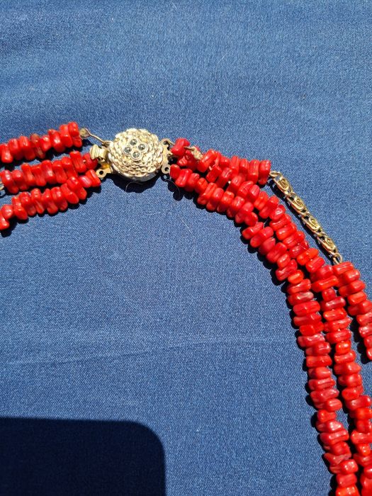 Колие от три реда корали