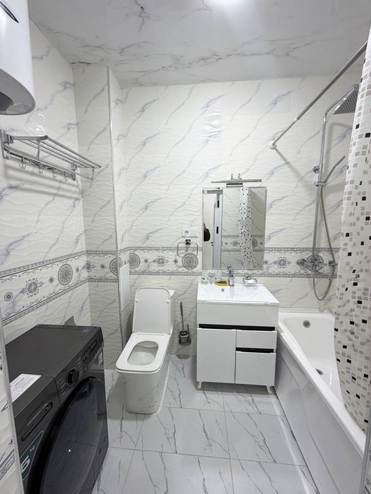 Чиланзарский район, рядом со станцией метро «Чиланзар».