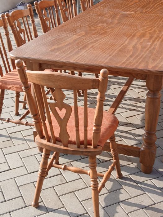 Masă și scaune din lemn masiv