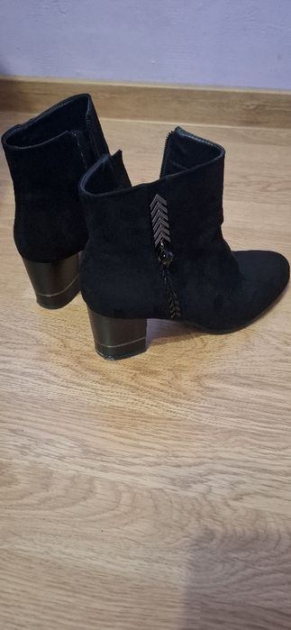 Дамски боти на ток в черно