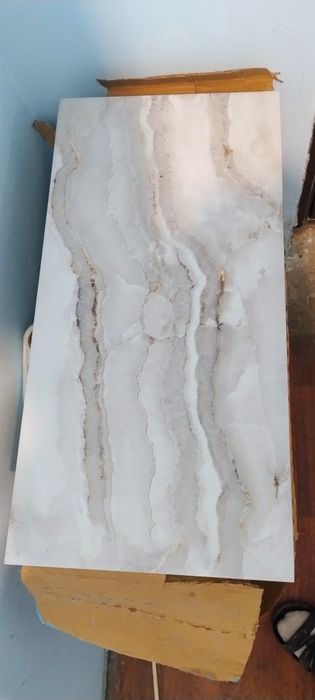 Vând Gresie cumpărată din Dedeman + 5 saci adeziv gratis