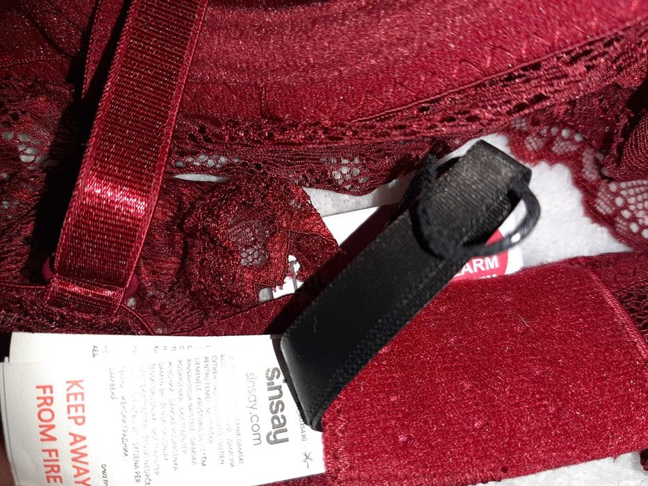 Sutien dantelat rosu cu dantela decorativa NOU