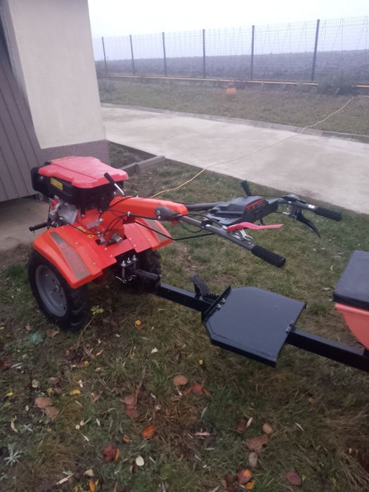 Vând motocultor tot cu remorca nou