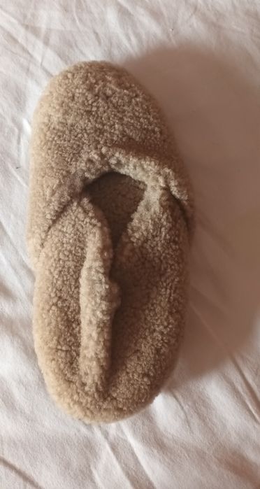 papuci de casa din piele bej si negrii