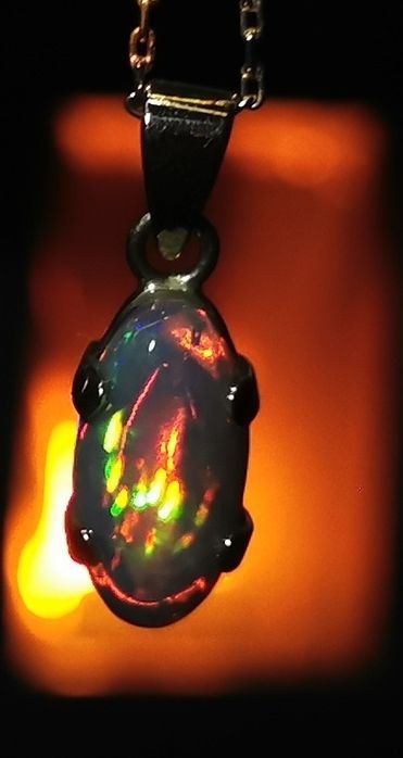 Опал от Етиопия 4,14 карата.Златен обков и ланец