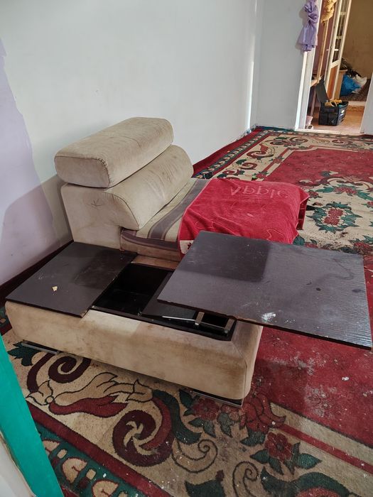 Диван столь относится кресло