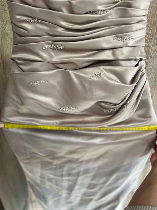 Абитуриентска рокля в неутрален цвят.