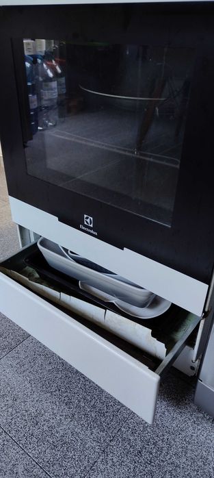 печка Electrolux с индукционен плот