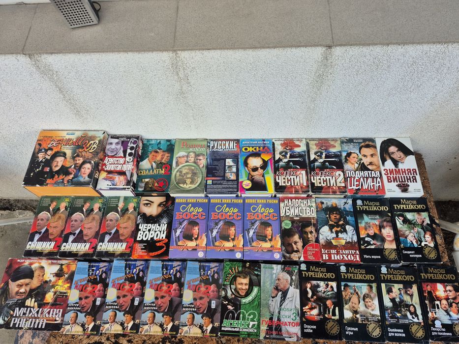 Vând 71 casete video VHS  filme,seriale actiune,in limba Rusa