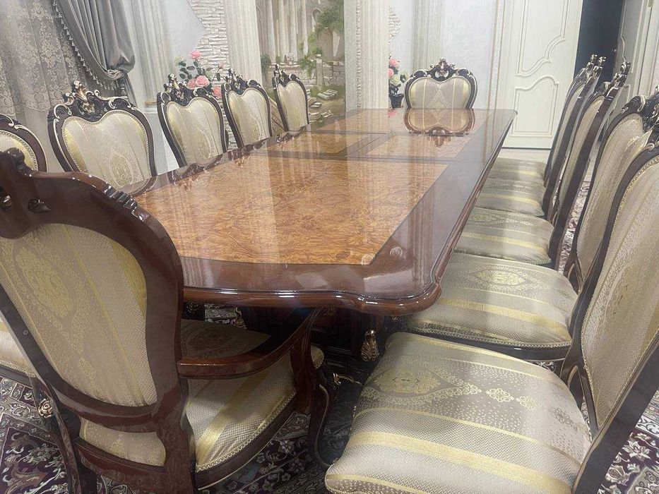 Стол на 12 посадочных мест