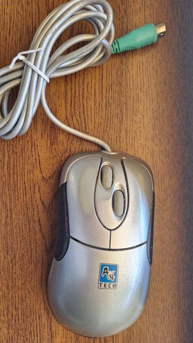 Продавам компютърни мишки 3 броя