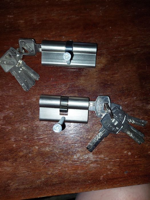 Сердцевина , навесные замки, ручки на металло-пласт.дверь,навесы.