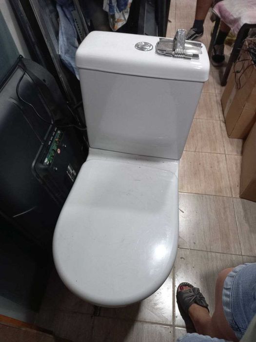 Срочно! Продаётся унитаз в отличном состоянии полный комплект