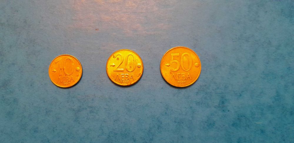 Продавам стари левове и стотинки