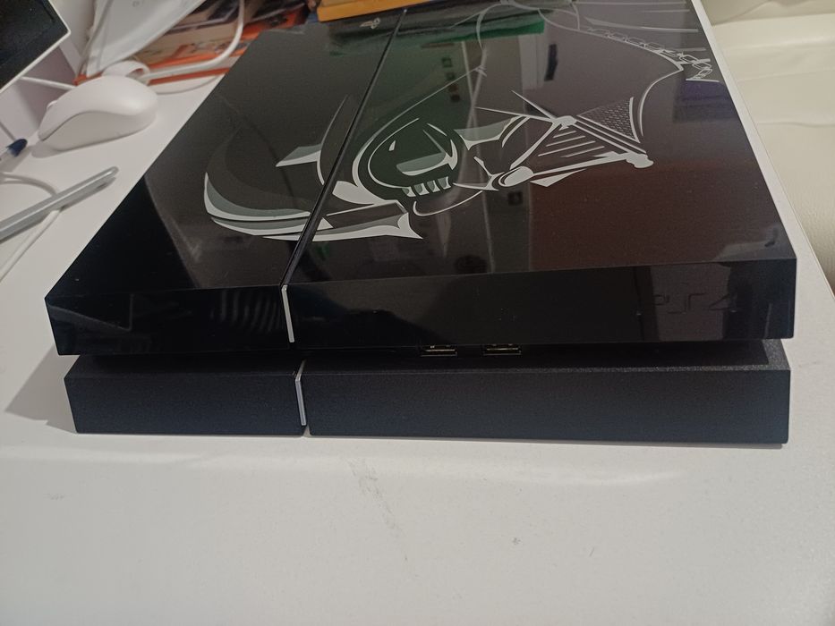 Playstation 4 limited edition Darth Vader