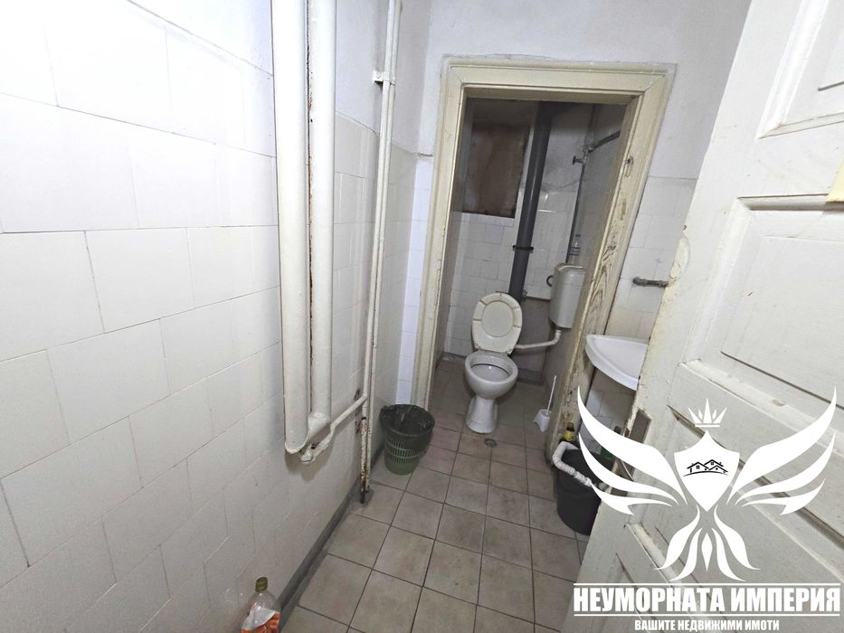 Продавам триетажен хотел с РЗП 870кв и парцел 830кв. в Нареченски Бани