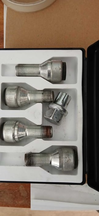 Секретни болтове за Volvo L27 M14x1.5C A19