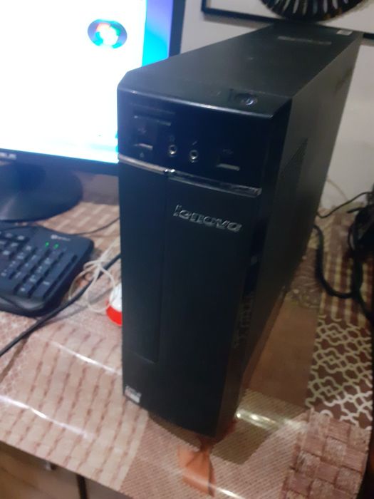 Vând unitate PC Lenovo complet.