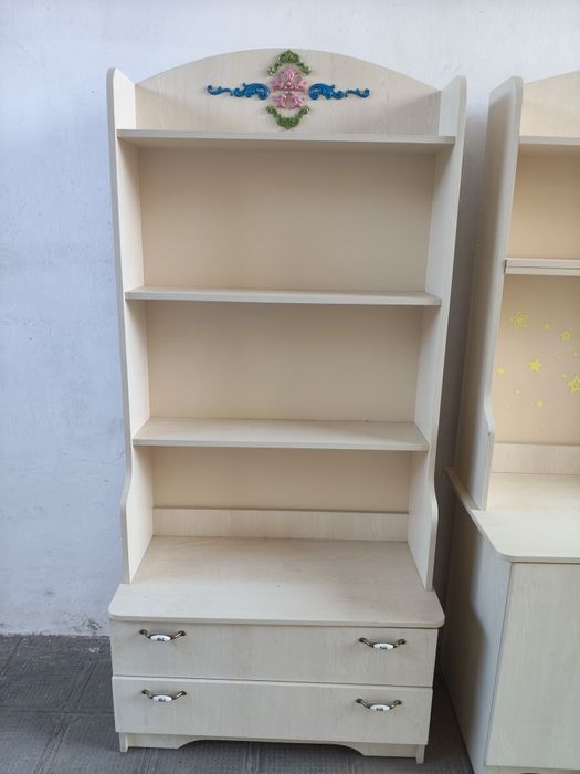 Vand mobilier pentru tineret.