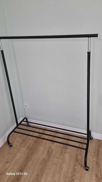 Вешалка передвижная на колёсиках