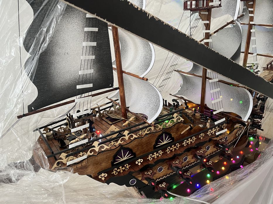 Большой корабль ручной работы из дерева с подсветкой.