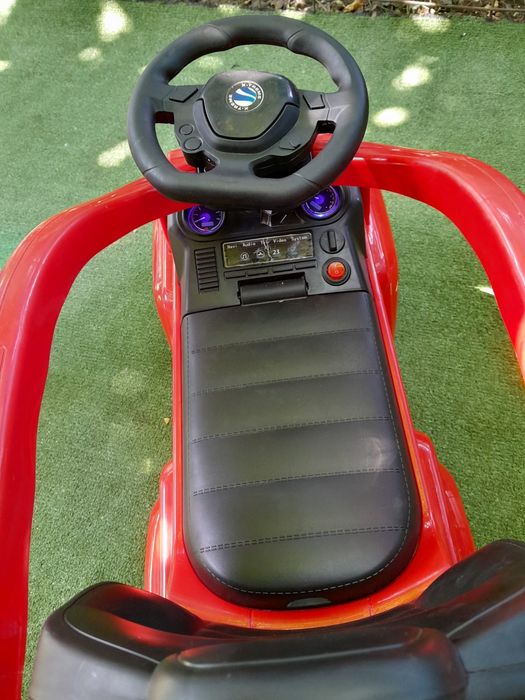 Masina copii canta si claxoneaza